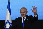 Izraelský expremiér a šéf strany Likud Benjamin Netanjahu zdraví v Jeruzalémě své příznivce po zveřejnění odhadů výsledků parlamentních voleb, 2. listopadu 2022