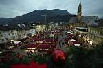 Vánoční trhy v italském Bolzanu na snímku z 26. listopadu 2021.