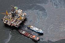 Týmy pracující na ucpání ropného vrtu pod havarovanou plošinou společnosti BP v Mexickém zálivu v neděli 25. července 2010 opět obnovily svou činnost. V pátek musely být z oblasti evakuovány kvůli tropické bouři Bonnie.
