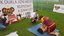 Klub FK Dukla Jižní Město uspořádal ve spolupráci s Vodní záchrannou službou ČČK kurz první pomoci pro dvacet mládežnických trenérů.