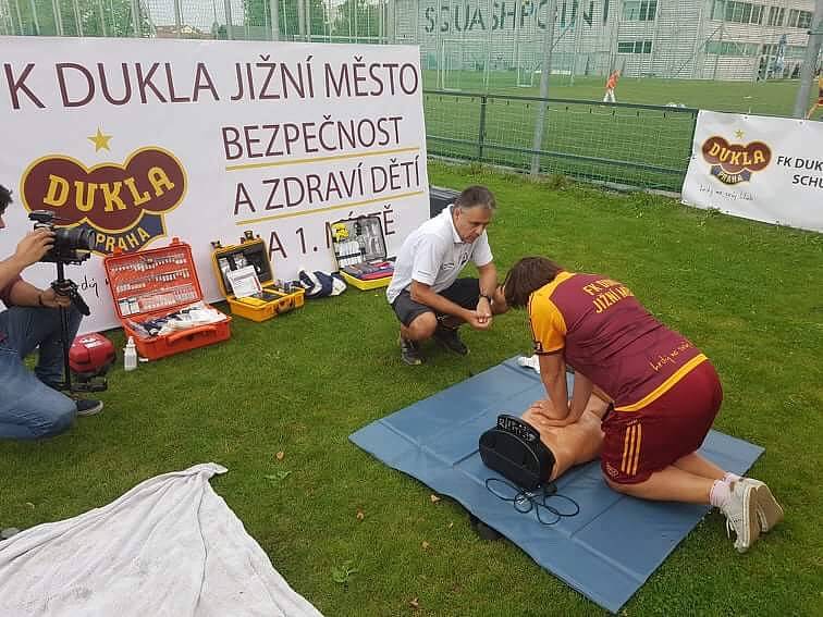 Klub FK Dukla Jižní Město uspořádal ve spolupráci s Vodní záchrannou službou ČČK kurz první pomoci pro dvacet mládežnických trenérů.