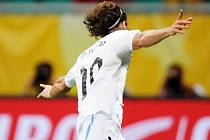 Veterán Diego Forlán dovedl Uruguay k výhře nad Nigérií.