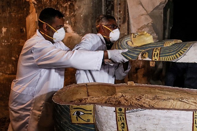 Egyptští archeologové otevírají dosud nedotčený ženský sarkofág.