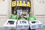 Dobrovolníci Greenpeace protestují proti nadměrnému používání plastů