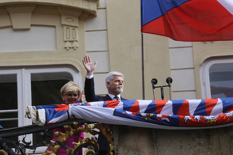 Inauguraci Petra Pavla sledovalo zaplněné nádvoří Pražského hradu. Nový český prezident k lidem promluvil z balkonu, zazněla i hymna