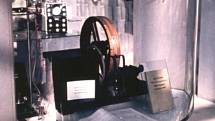 Polarograf byl jen začátek. Na princip objevený profesorem Heyrovským navázala řada přístrojů, které v současnosti využívají další, pokročilé metody, mimo jiné voltametrii, spektroelektrochemii nebo elektrochemickou skenovací mikroskopii. Pomáhají analyzo