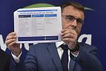 Ministr dopravy Vladimír Kremlík (za ANO) ukazuje seznam zimních nouzových odpočívek pro nákladní automobily 24. září 2019 v Jihlavě na tiskové konferenci k přípravě dálnice D1 na zimní období
