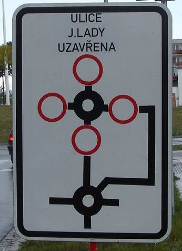 Bermudský trojúhelník v podobě prostějovského kruhového objezdu. Doufejme, že při umísťování značek na „kruháči“ nikdo nezůstal.