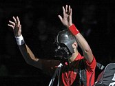 "Darth Vader" Djokovič triumfálně přichází na pařížský dvorec.
