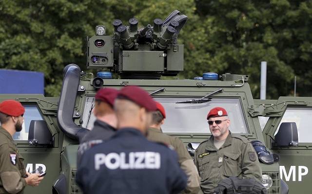 Rakouští policisté a vojáci trénují uzavření hranic před migranty