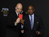 Favorité při volbě šéfa FIFA? Gianni Infantino (vlevo) a Tokyo Sexwale (vpravo)