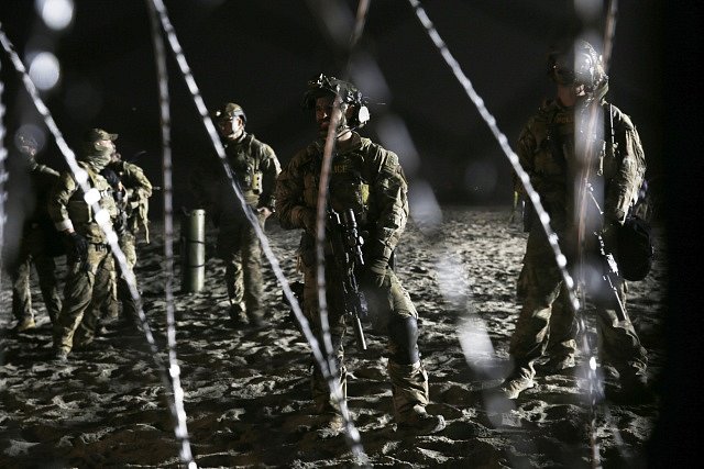 Hlídkující američtí vojáci u mexické hranice