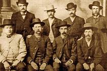 Wyatt Earp na snímku z roku 1883 (druhý sedící zleva)