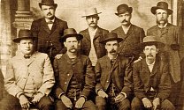 Wyatt Earp na snímku z roku 1883 (druhý sedící zleva)