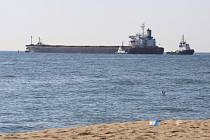 Nákladní loď vyplouvá z ukrajinského přístavu v Oděse s nákladem obilí. Ilustrační foto