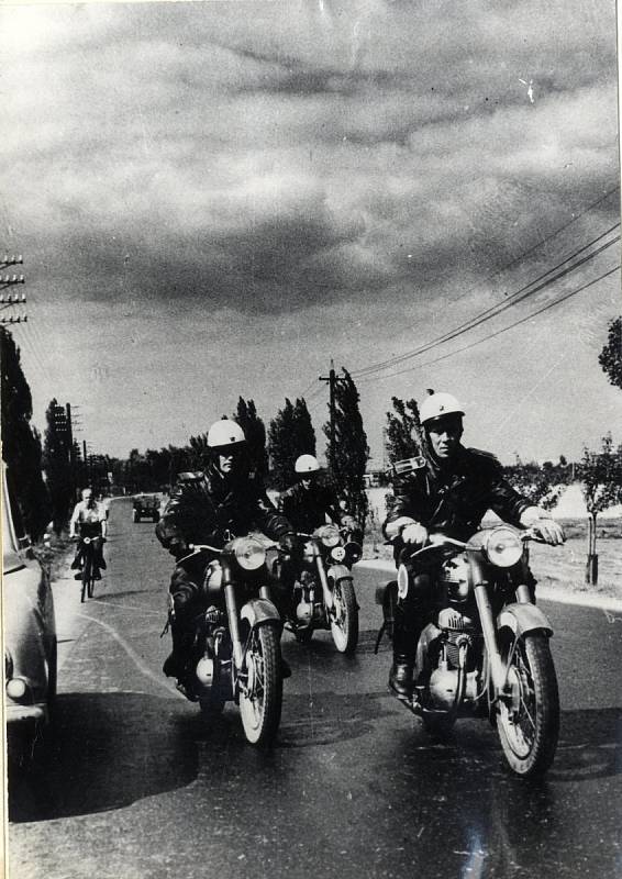 Družstvo silničního dozoru v akci během 50. let