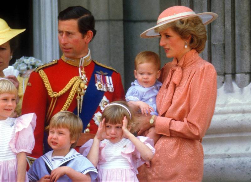 Královská rodina v roce 1985 v Londýně na obřadu Trooping the Colour, což je oficiální oslava narozenin britských panovníků