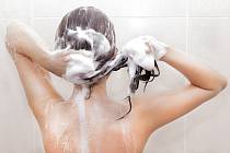 Nejlevnější šampony vlasy umyjí dobře, to je ale většinou vše