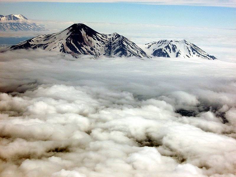 Vlevo Avančinská, vpravo Kozelská sopka. V oblasti byly ještě v dobách Sovětského svazu ukládány do země toxické látky