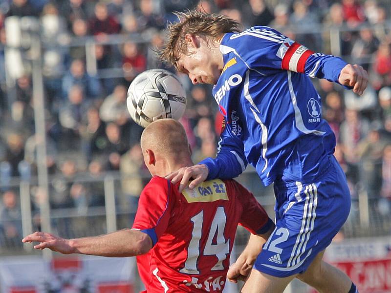 Brněnský Besta v souboji s olomouckým Škerlem.