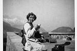Filmařka a kameramanka Eva Braunová si dává pauzu na terase Orlího hnízda