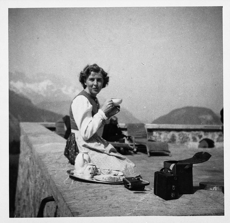 Filmařka a kameramanka Eva Braunová si dává pauzu na terase Orlího hnízda