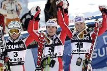 Kathrina Zettelová z Rakouska (uprostřed) se raduje z vítězství ve Světovém poháru v Cortině d'Ampezzo. Elisabeth Görglová (vlevo) skončila třetí, Michaela Kirchgasserová (vpravo) druhá.