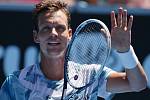 Tomáš Berdych se raduje z postupu do osmifinále Australian Open.