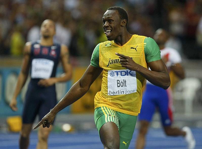 Jamajčan Usain Bolt v Berlíně po vyhraném finále běhu na 200 metrů ve světovém rekordu.