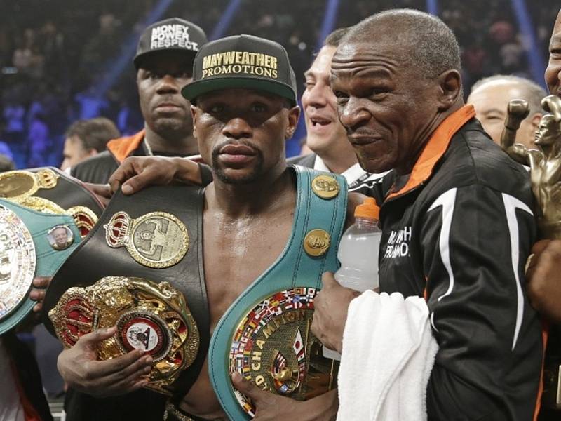 Boxerský "zápas století" vyhrál Floyd Mayweather Jr. (vlevo) a stal se profesionálním mistrem světa ve welterové váze.