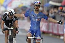 Nacer Bouhanni se raduje z etapového vítězství na Giro d'Italia 2014.