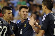 Lionel Messi z Argentiny (uprostřed) se raduje z jednoho ze sedmi gólů proti Bolívii.