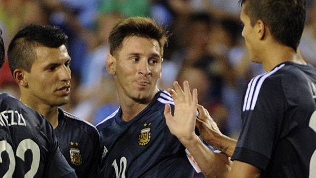 Lionel Messi z Argentiny (uprostřed) se raduje z jednoho ze sedmi gólů proti Bolívii.