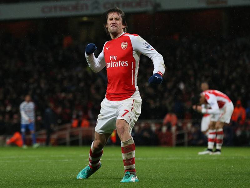 Tomáš Rosický z Arsenalu se raduje z gólu proti Queen Park Rangers.