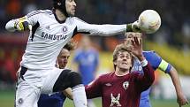 Brankář Chelsea Petr Čech chytá míč před Vladimirem Djadjunem z Kazaně. 