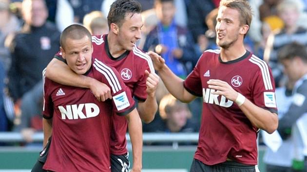 Fotbalisté Norimberka (zleva) Adam Hloušek, Josip Drmič a Tomáš Pekhart se radují z gólu proti Brémám. 