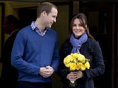 Kate, kterou doprovázel její manžel princ William, se při odchodu z londýnské kliniky krále Edvarda VII. s kyticí v ruce usmívala.