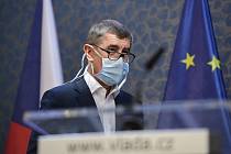 Premiér Andrej Babiš vystoupil 18. března 2020 v Praze s ochrannou rouškou na tiskové konferenci po mimořádném zasedání vlády k situaci kolem šíření nového typu koronaviru.