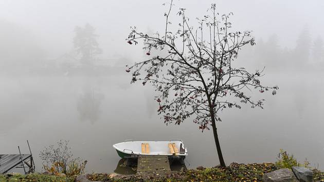 Člun uvázaný na břehu Labe za mlhavého podzimního rána. Ilustrační foto.