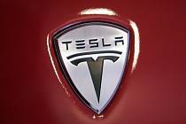Muž si na německém inzertním serveru našel zánovní elektromobil značky Tesla. Zaplatil zálohou fakturu, podvodník ho obral o 380 tisíc korun. 