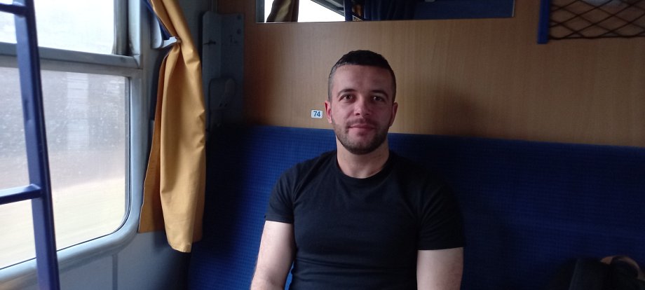 Dmytri Tarasov při cestě vlakem na hranici s Ukrajinou