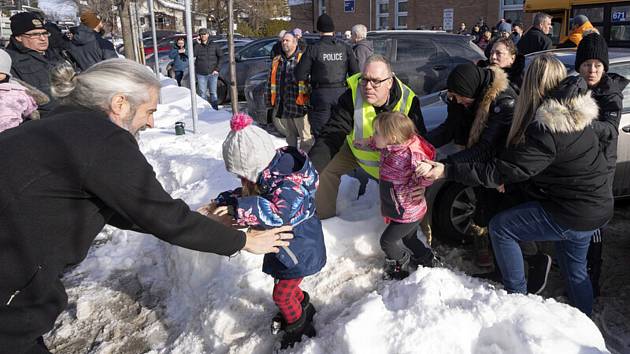 Děti evakuované z jeslí v kanadském městě Laval nedaleko Montrealu, do jejíž budovy narazil autobus městské hromadné dopravy, 8. února 2023