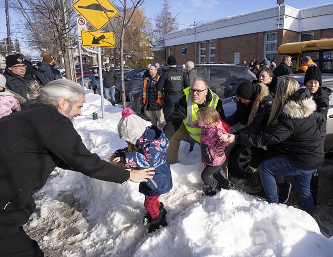 Děti evakuované z jeslí v kanadském městě Laval nedaleko Montrealu, do jejíž budovy narazil autobus městské hromadné dopravy, 8. února 2023