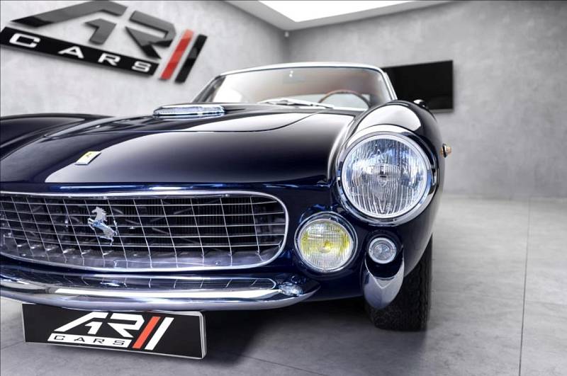 Ferrari 250 GT Lusso je unikátní vůz z roku 1963, který je po celkové renovaci a prodává se za 77 milionů korun.