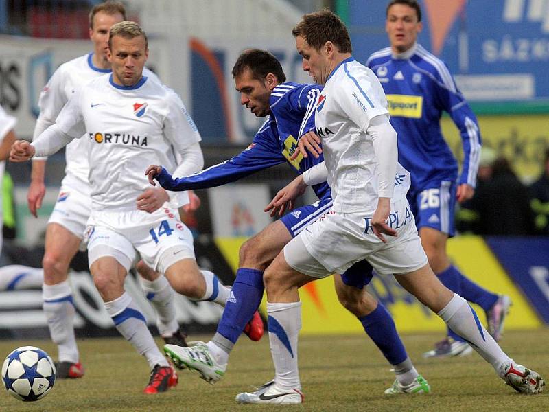 Fotbalisté Olomouce (v modrém) v duelu s Ostravou.