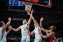 Čeští basketbalisté v bílém v utkání proti Francii.