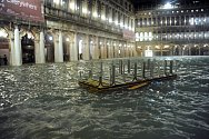 Zaplavené náměstí svatého Marka v italských Benátkách na snímku z 12. listopadu 2019