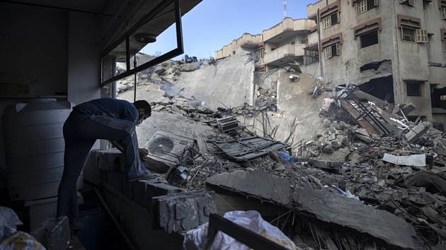 Trosky budovy po útoku v Gaze