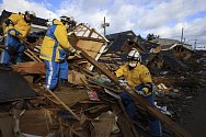 Japonští záchranáři prohledávají trosky domů, které se zřítily během silného zemětřesení
