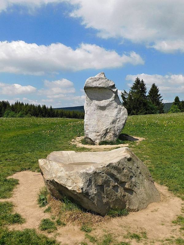 Monument věnovaný horolezci Radku Jarošovi nad osadou Blatiny.